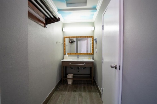 Hollywood Palms Inns & Suites image 13