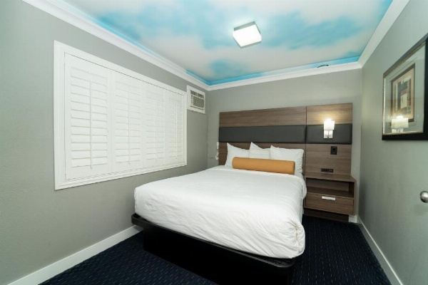 Hollywood Palms Inns & Suites image 16