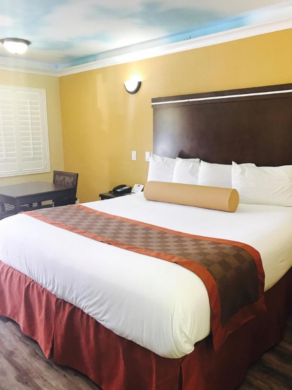 Hollywood Palms Inns & Suites image 25